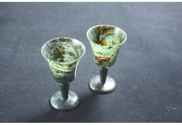 Unikatowa para kamienych kieliszków wykonanych ze żmijowca