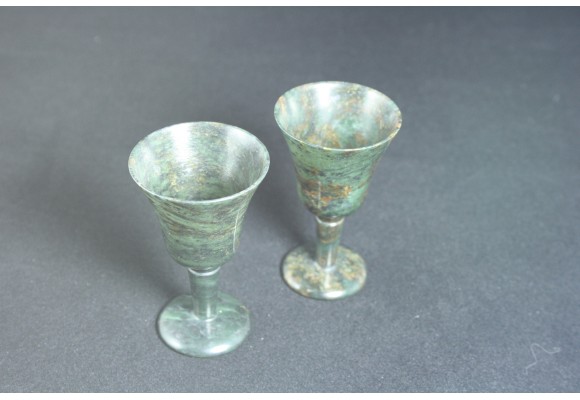 Unikatowa para kamienych kieliszków wykonanych ze żmijowca