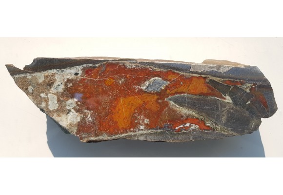 Piękna żyła z jaspisem w trachybazalcie