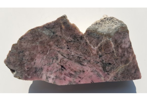 Okaz różowego klinozoisytu z Nasławic