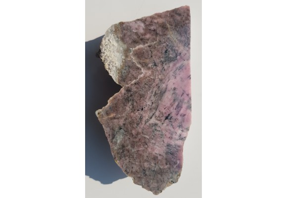 Okaz różowego klinozoisytu z Nasławic