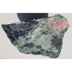 Skarn z różowym zoistytem z Łażan k. Żarowa