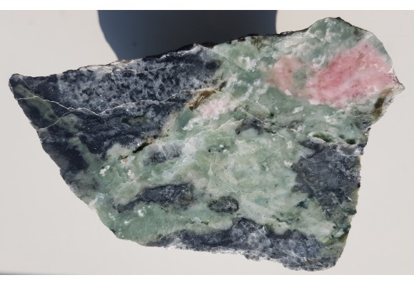 Skarn z różowym zoistytem z Łażan k. Żarowa