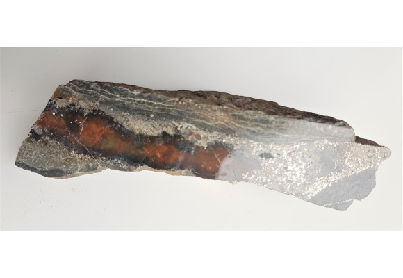 Okruszcowana żyła z jaspisem w trachybazalcie