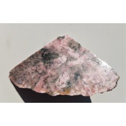 Okaz różowego klinozoisytu z Nasławic