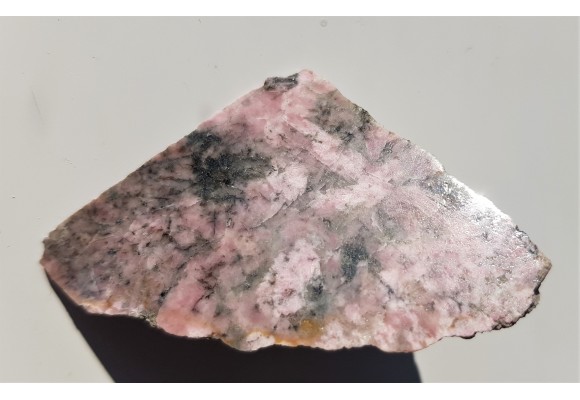 Okaz różowego klinozoisytu z Nasławic