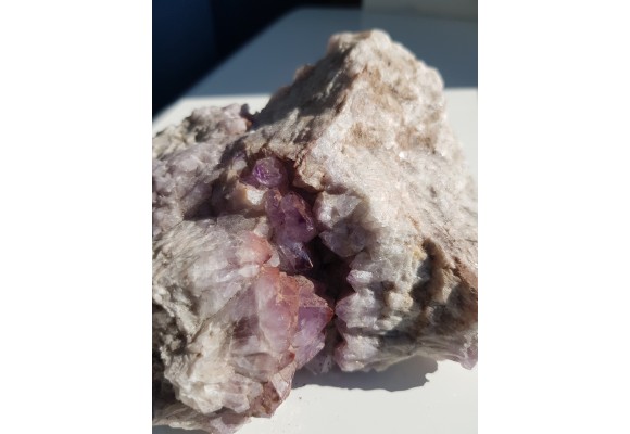 Kryształy ametystu w kawernie żyły kwarcowej