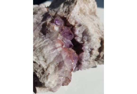 Kryształy ametystu w kawernie żyły kwarcowej