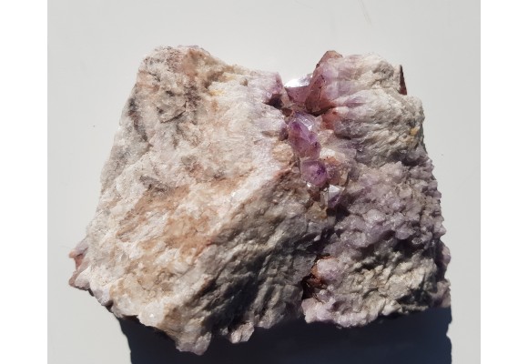 Kryształy ametystu w kawernie żyły kwarcowej