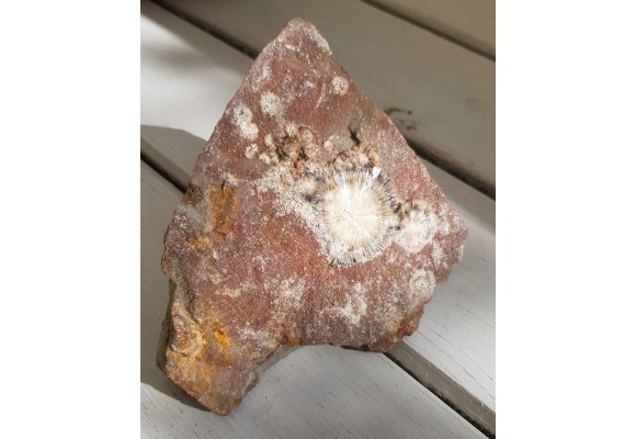 Duży okaz wavellitu z Wiśniówki w Górach Świętokrzyskich