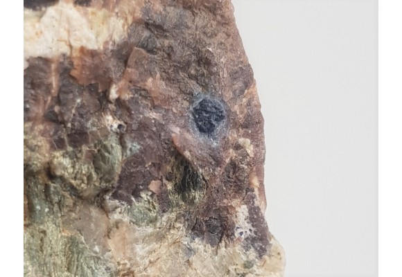 Pegmatoid z szafirem ze Złotego Stoku