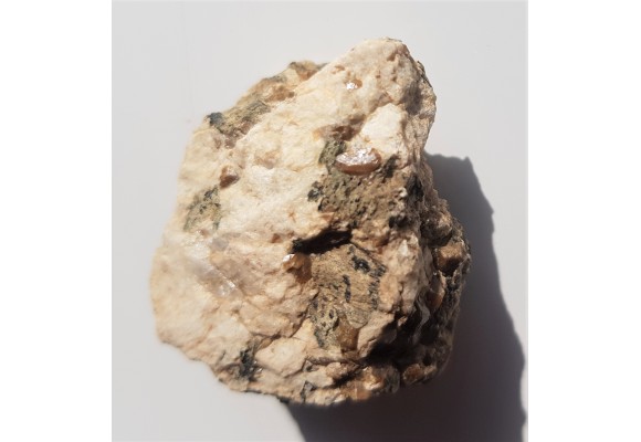 Skupienie idealnie wykształconych kryształów tytanitu