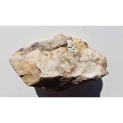 Kryształ apatytu w pegmatycie z Gór Sowich