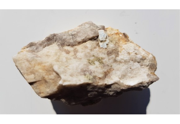 Kryształ apatytu w pegmatycie z Gór Sowich