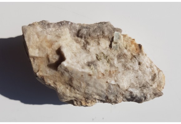 Kryształ apatytu w pegmatycie z Gór Sowich