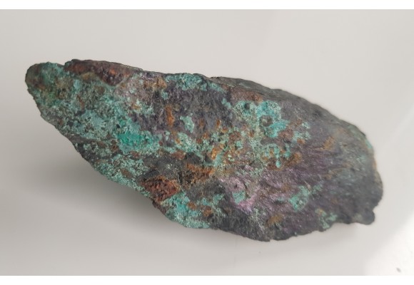 Bryłka masywnego bornitu z nalotami malachitu z Ciechanowic