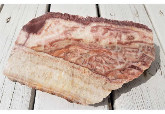 Polerowany okaz różanki zelejowskiej