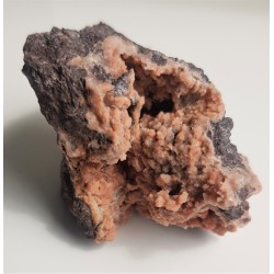 Epistilbit w pustkach melafirów z Suszyny