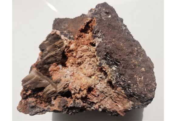 Epistilbit w pustkach melafirów z Suszyny