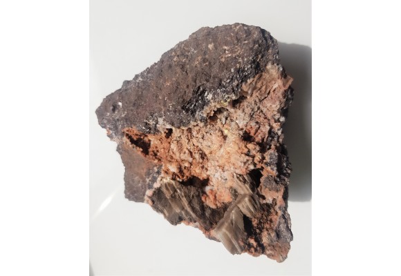 Epistilbit w pustkach melafirów z Suszyny