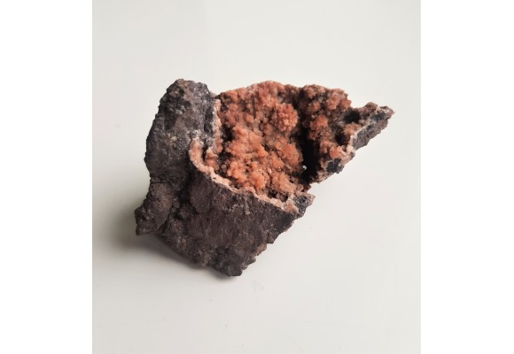 Epistilbit w pustkach melafirów z Suszyny