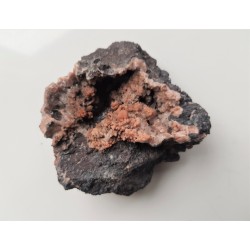 Epistilbit w pustkach melafirów z Suszyny