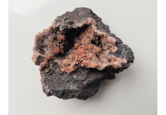 Epistilbit w pustkach melafirów z Suszyny