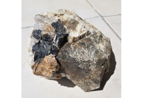 Duży kryształ mikroklinu z szerlem z Piławy Grn.