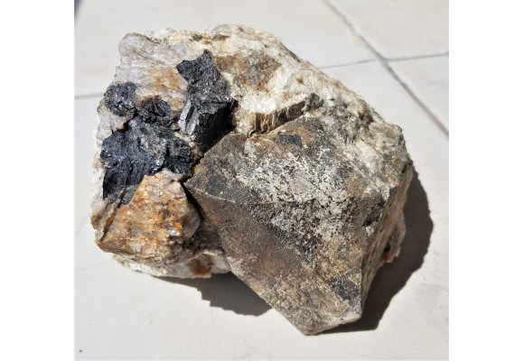 Duży kryształ mikroklinu z szerlem z Piławy Grn.