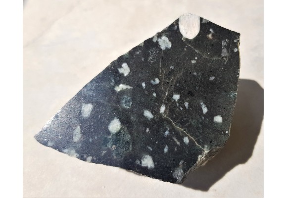 Spropilityzowana skała o teksturze porfirowej z Miedzianki