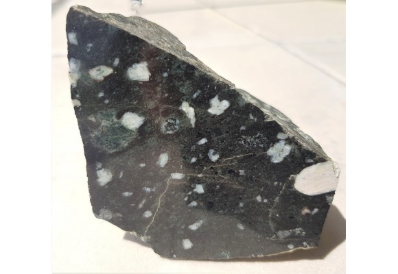 Spropilityzowana skała o teksturze porfirowej z Miedzianki