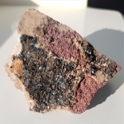 Silnie błyszczący spekularyt z Rędzin