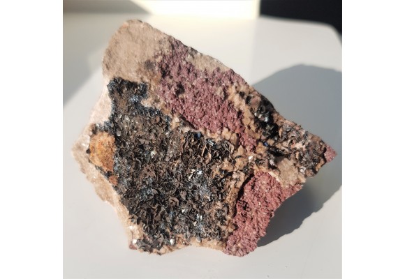 Silnie błyszczący spekularyt z Rędzin