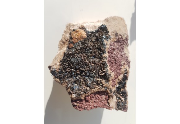 Silnie błyszczący spekularyt z Rędzin