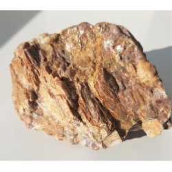 Duży zrost różowych kryształów andaluzytu z Zagórza Śląskiego