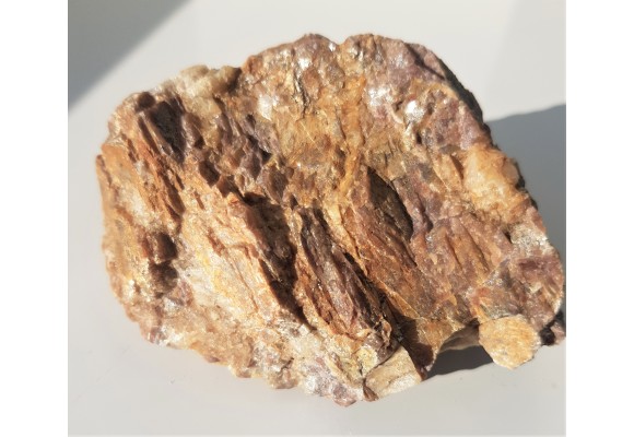 Duży zrost różowych kryształów andaluzytu z Zagórza Śląskiego