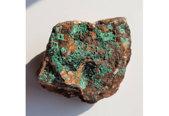 Malachit w żelaziaku brunatnym z Gór Kaczawskich