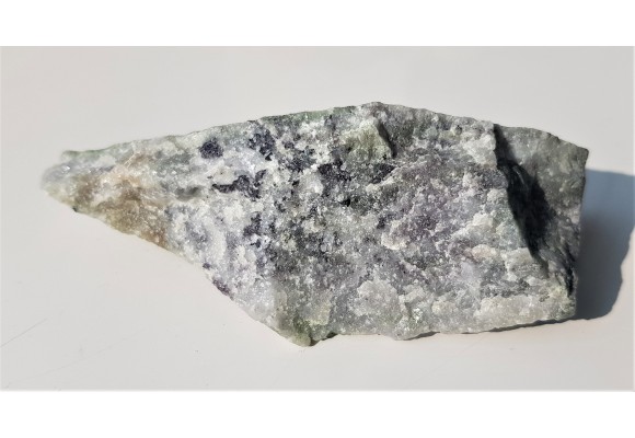 Spinele w marmurze z Łażan k. Żarowa