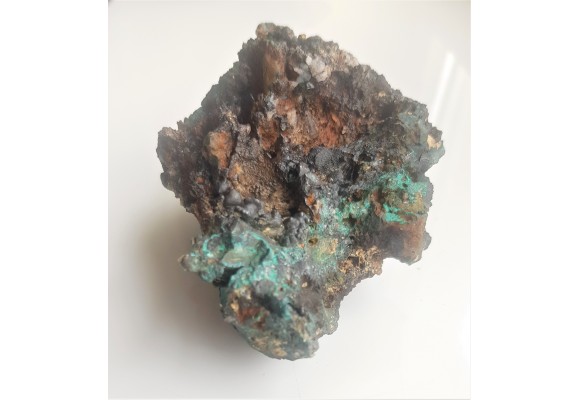 Malachit i naciekowy goethyt w żelaziaku brunatnym z Gór Kaczawskich