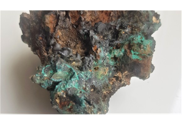 Malachit i naciekowy goethyt w żelaziaku brunatnym z Gór Kaczawskich
