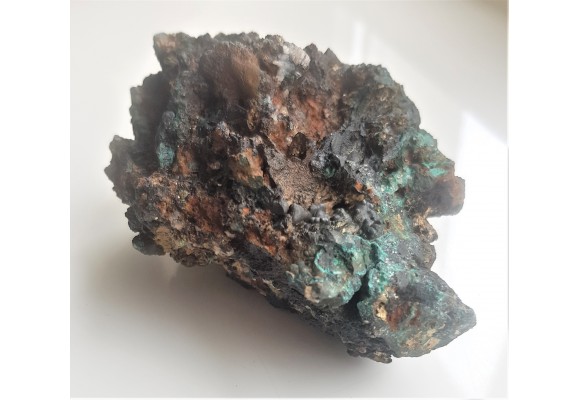 Malachit i naciekowy goethyt w żelaziaku brunatnym z Gór Kaczawskich