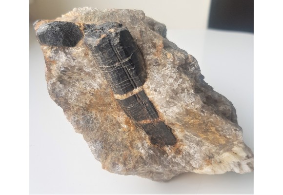 Masywny szerl z Gór Sowich