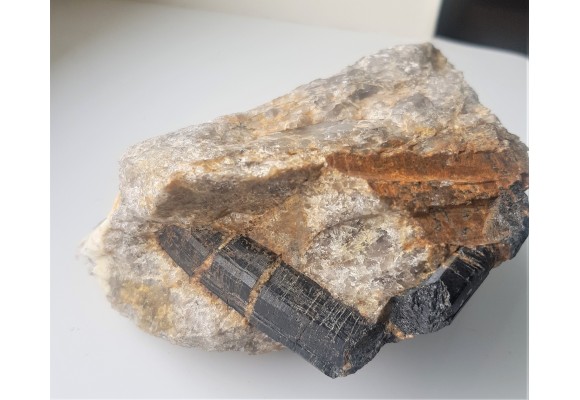 Masywny szerl z Gór Sowich