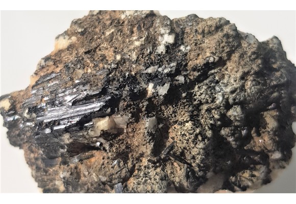 Turmaliny na szczotce skaleniowej z Łomnicy