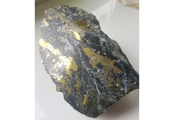 Polerowany fragment żyły kruszcowej z Miedzianki sudeckiej