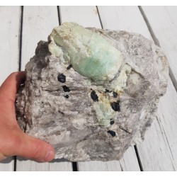 Masywny, duży kryształ berylu z Piławy Górnej