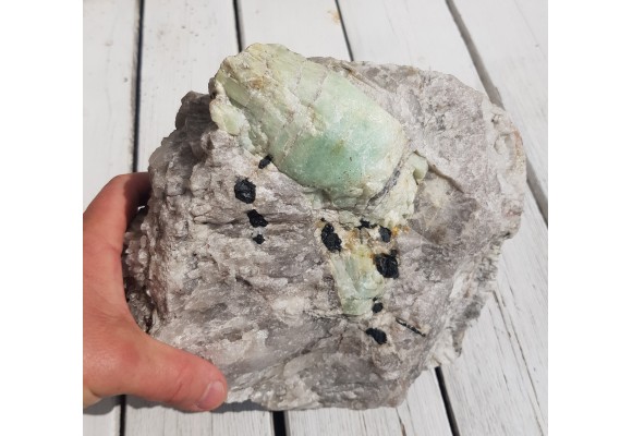 Masywny, duży kryształ berylu z Piławy Górnej