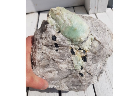 Masywny, duży kryształ berylu z Piławy Górnej