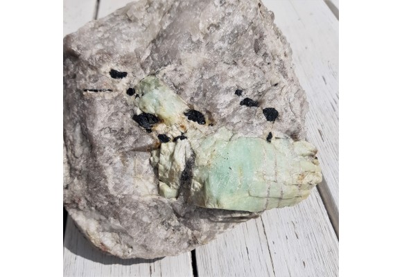 Masywny, duży kryształ berylu z Piławy Górnej