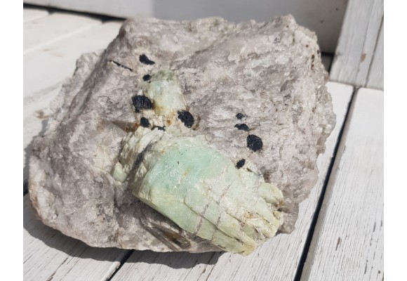 Masywny, duży kryształ berylu z Piławy Górnej